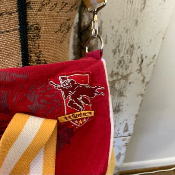 Universal Studios Wizarding World of Harry Potter Quidditch 07 Duffle Bag Red - Picture 6 of 13